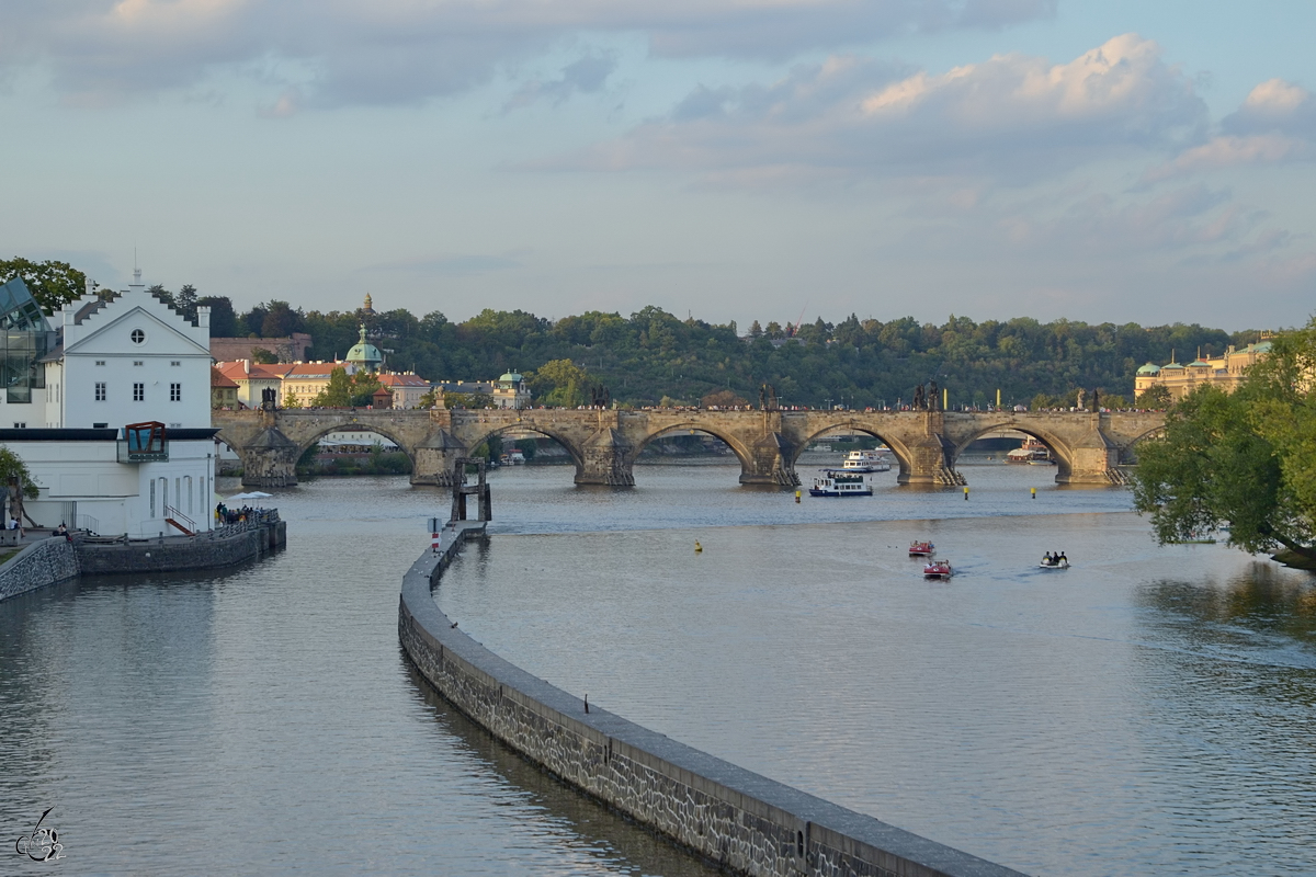 Blick ber die Moldau auf die Karlsbrcke. (Prag, September 2012)