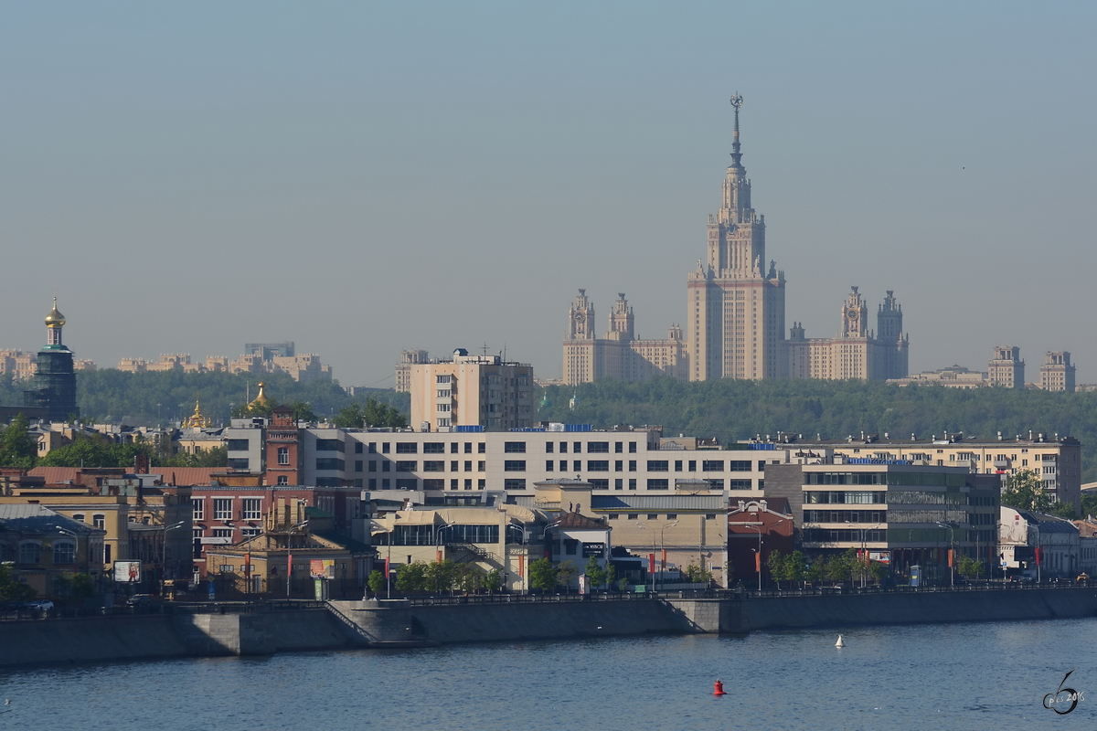 Blick ber die Moskwa auf die im  stalinistischen Zuckerbckerstil  erbaute Lomonossow-Universitt. 