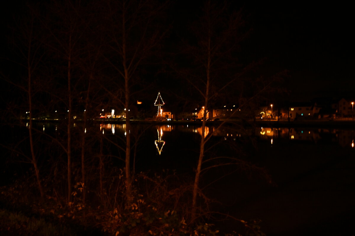 Blick ber den Neckar auf die linke Uferseite in Hamersheim.
Das Foto zeigt den schematischen Weihnachtsbaum am 2. Advent 2021
