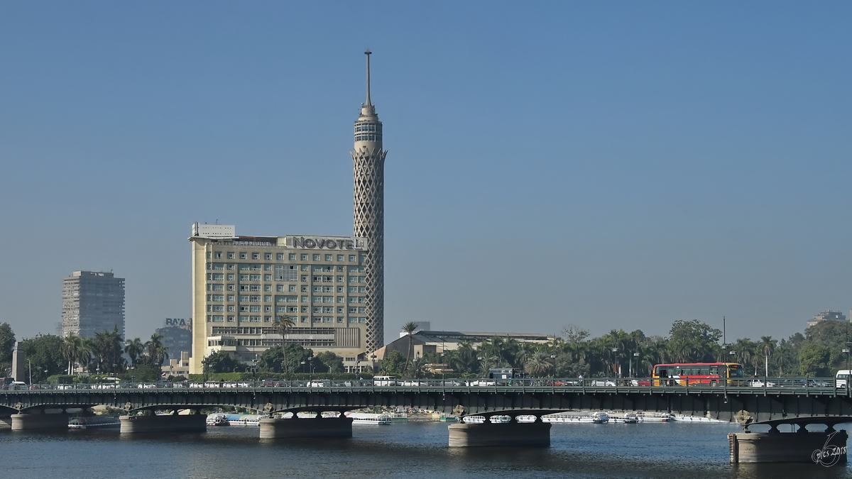 Blick über den Nil auf den 187 Meter hohen Fernsehturm Kairo, welcher das höchste Bauwerk ist, das aus reinem Beton besteht. (Dezember 2018)