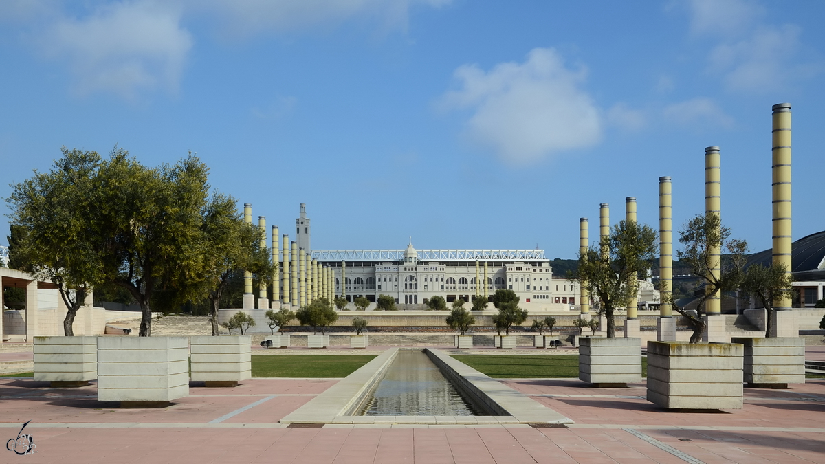 Blick ber den Olympiapark auf das fr die Weltausstellung im Jahr 1929 erbaute Olympiastadion Barcelona. (Februar 2012)