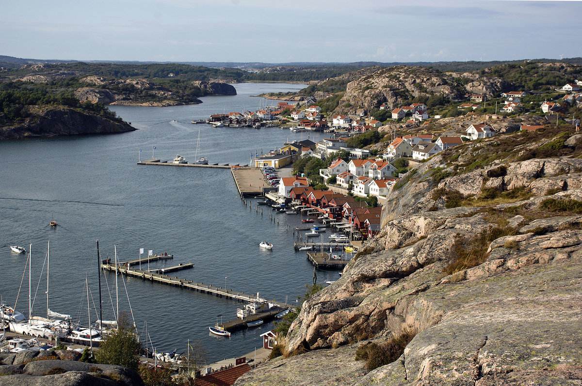 Blick ber die Ortschaft Fjllbacka vom 74 Meter hohen Vetteberget. Fjllbacka gehrt zu den touristisch bekannten Orten an der schwedischen Westkste, denn die steilen Wnde des Vetteberg ragen fast senkrecht unmittelbar hinter den letzten Husern auf. Durch den Vetteberg verluft die Kluft Kungsklyfta, bei der Teile des Films Ronja Rubertochter gedreht wurden. Der Fischerort war schon frh als Badeort bekannt.

Aufnahme: 1. August 2017.