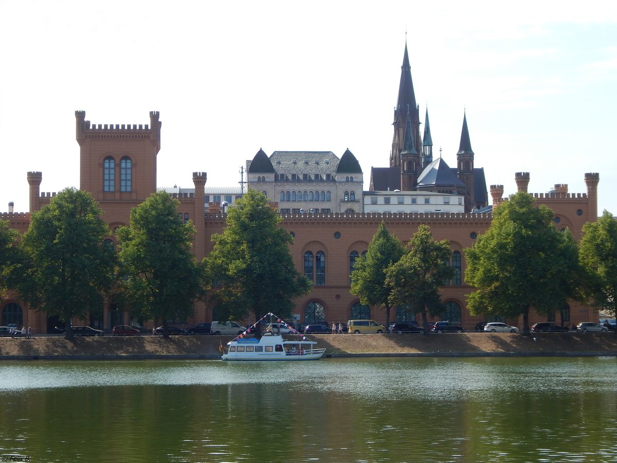 Blick ber den Pfaffenteich auf das Innenminesterium Schwerin am 09.08.2018