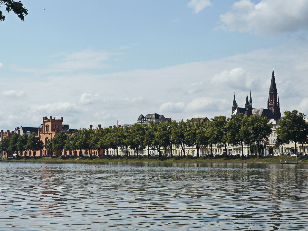 Blick ber den Pfaffenteich zur Alexandrinenstrae in Richtung Innenministerium, Schwerin 03. August 2019.