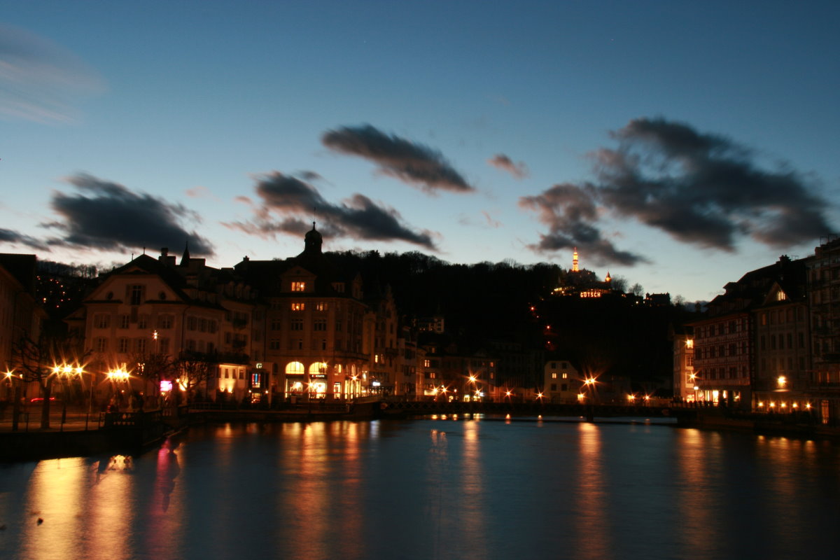 Blick ber die Reuss in der abenddmmerung. Luzern, 10.01.2015