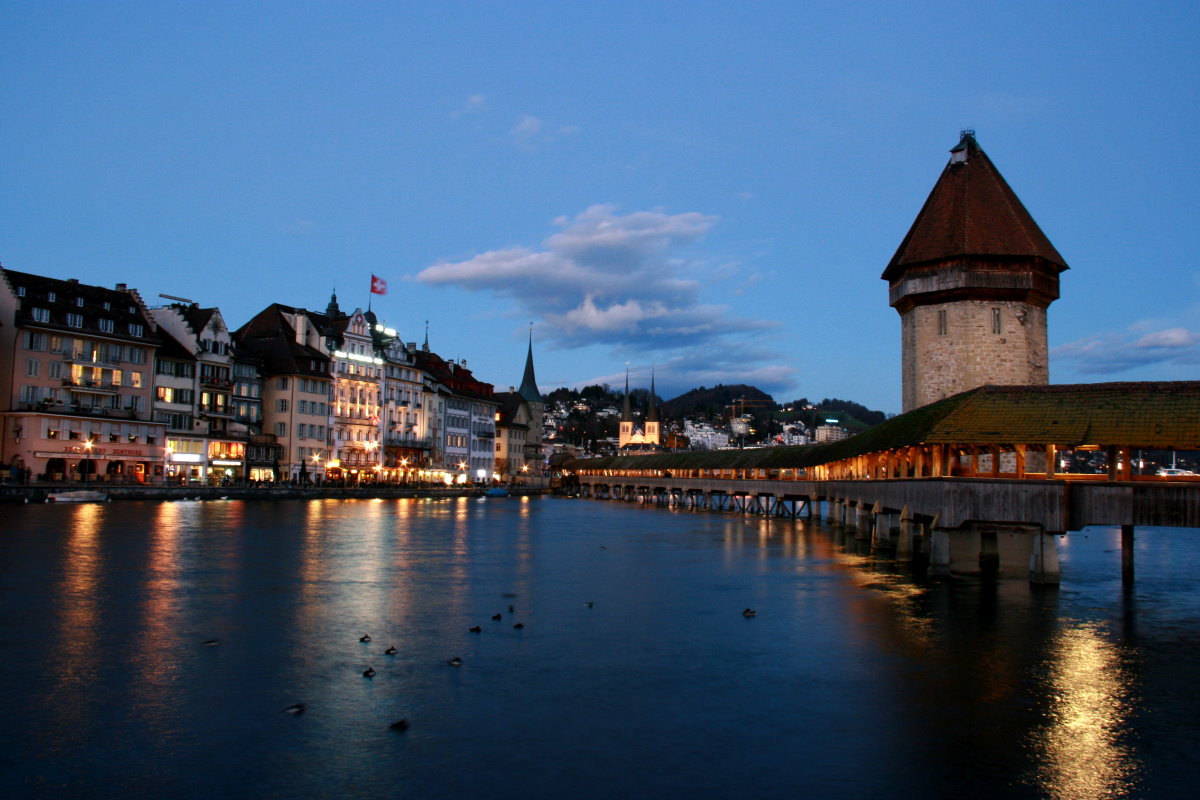 Blick ber die Reuss bei beginender Dmmerung. Luzern, 10.02.2015