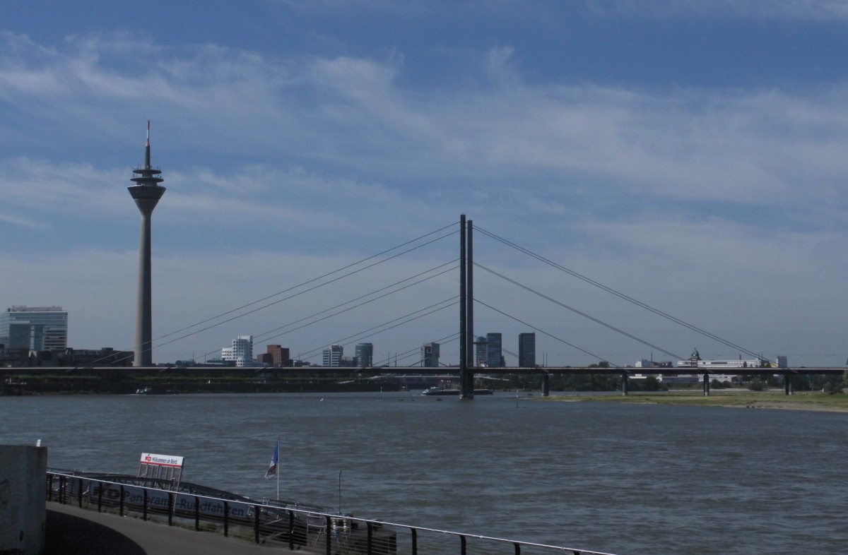 Blick ber den Rhein in Dsseldorf u.a. mit der Rheinkniebrcke und dem Fernsehturm (24.07.14)