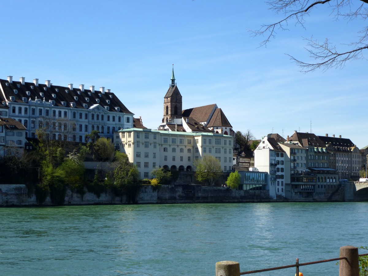 Blick ber den Rhein zur Kirche St.Martin, auf dem Nordteil des Mnsterhgels, April 2015