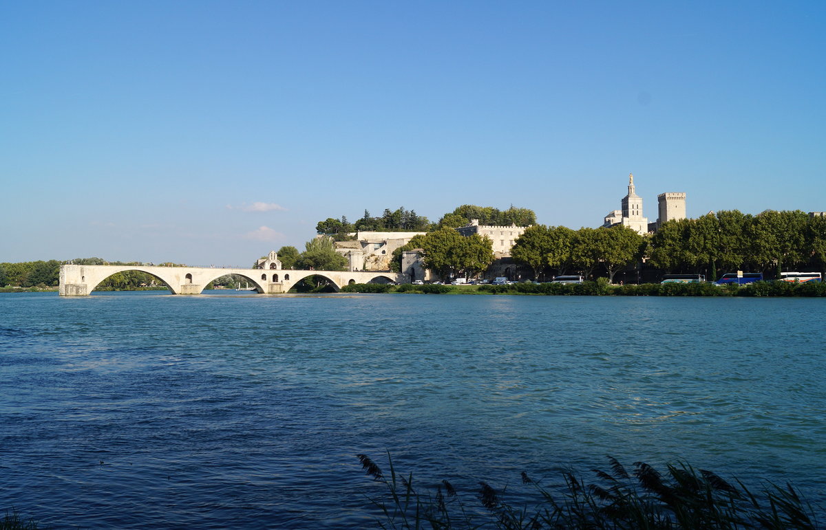 Blick ber die Rhone auf Avignon: Die Pont Saint-Bnzet und der Papstpalast im warmen Abendlicht, 11.09.2018.