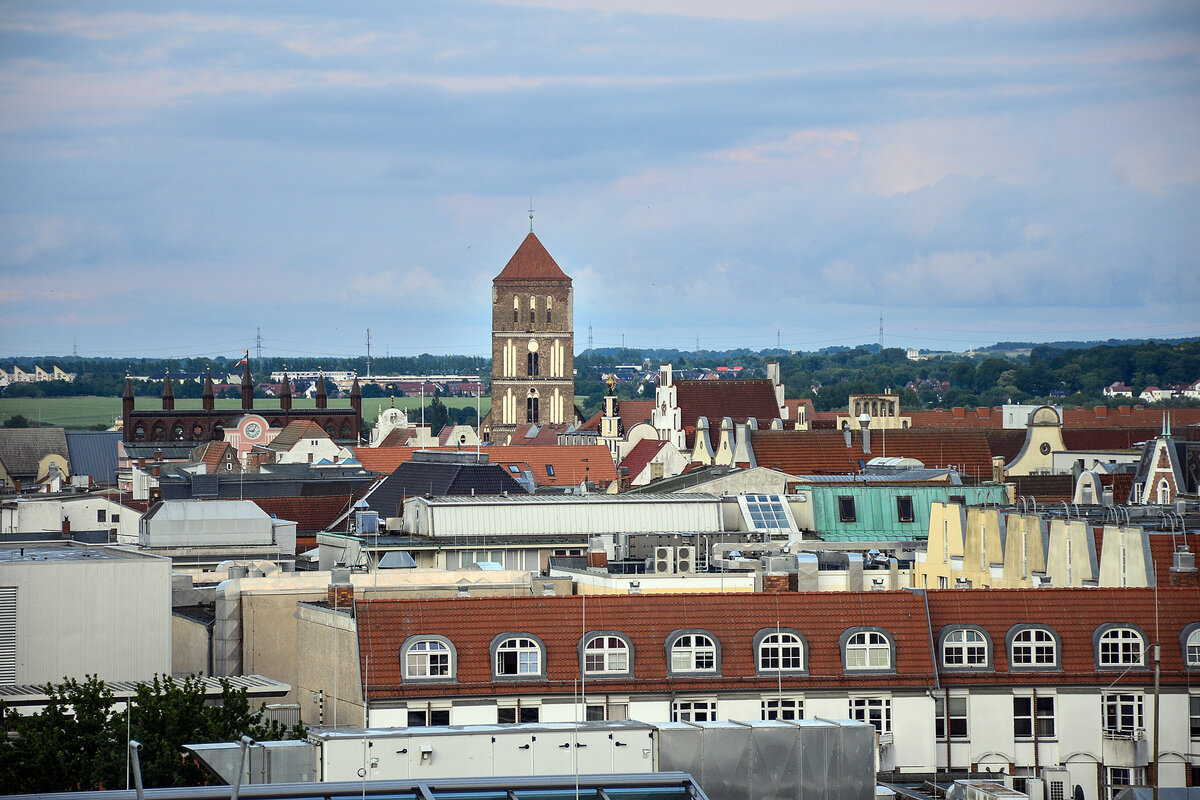 Blick ber Rostock nach Sden von der Dachterrasse ber dem Restaurant KAI40. Im Hintergrund ist die Nikolaikirche zu sehen. Aufnahme: 7. Juni 2025.