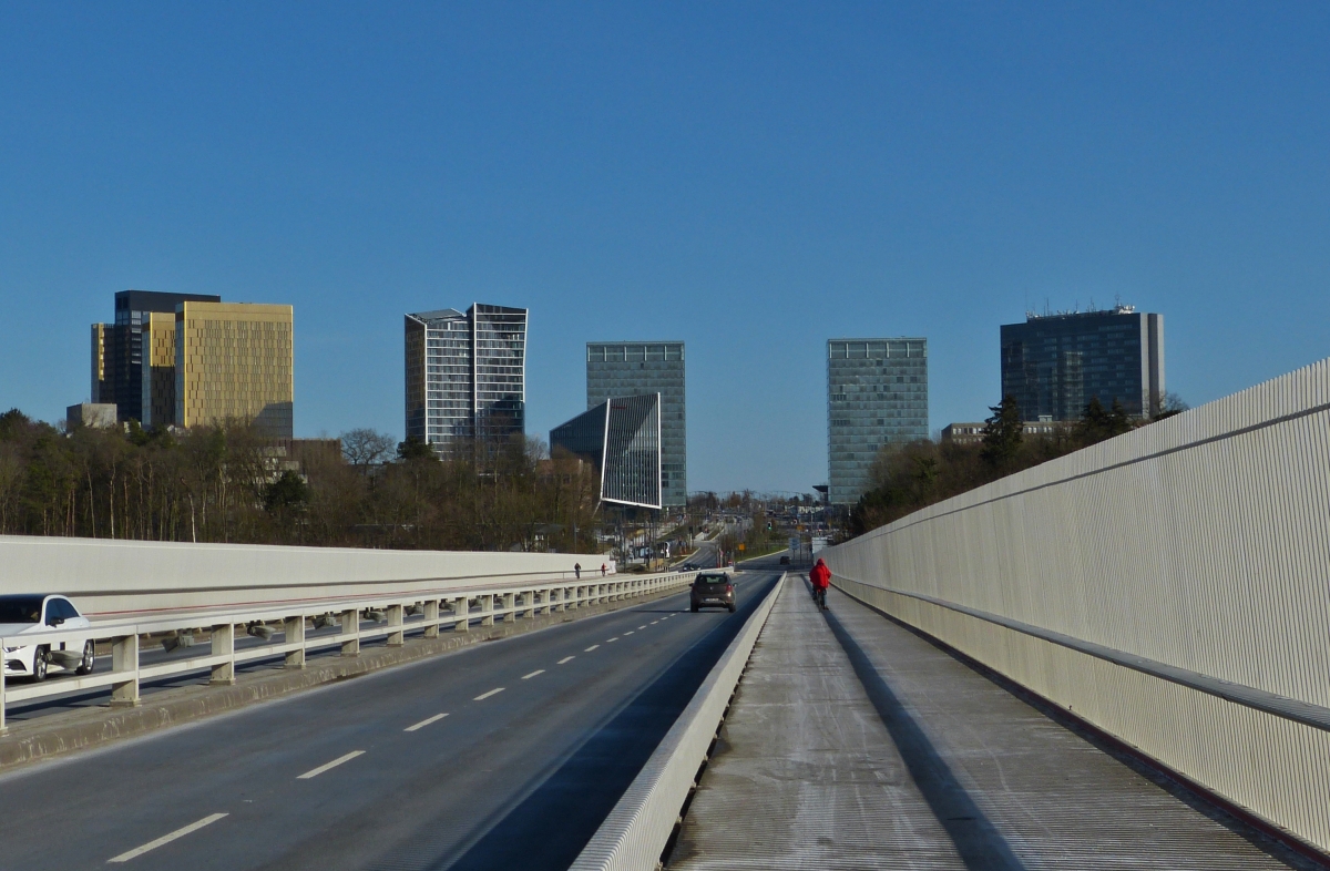 Blick ber die Rote Brcke in der Stadt Luxemburg aus Richtung Limpertsberg in Richtung Kirchberg. 02.2021