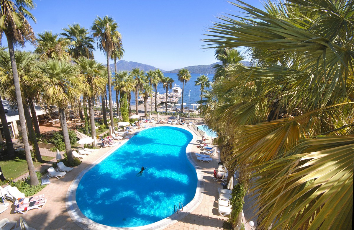 Blick ber das Schwimmbad von Papa Beach Hotel in Marmaris. Aufnahme: Oktober 2010.