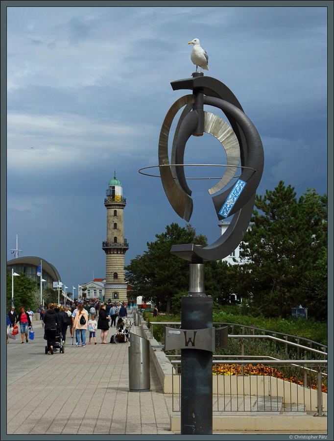 Blick ber die Seepromenade von Warnemnde zu Leuchtturm und Teepott. (20.08.2017)