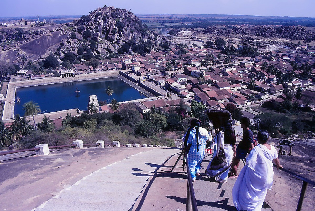 Blick ber Shravanabelgola im sdindischen Bundesstaat Karnataka. Aufnahme: November 1988 (Bild vom Dia).