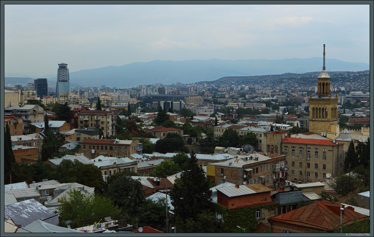 Blick ber den Stadtteil Vera in Richtung Norden mit dem Boris-Paitschadse-Nationalstadion im Hintergrund. Rechts der Turm der Georgischen Nationalen Akademie der Wissenschaften. (Tiflis, 16.09.2019)