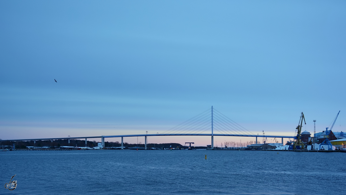 Blick ber den Strelasund auf die Rgenbrcke. (Stralsund, Dezember 2014)