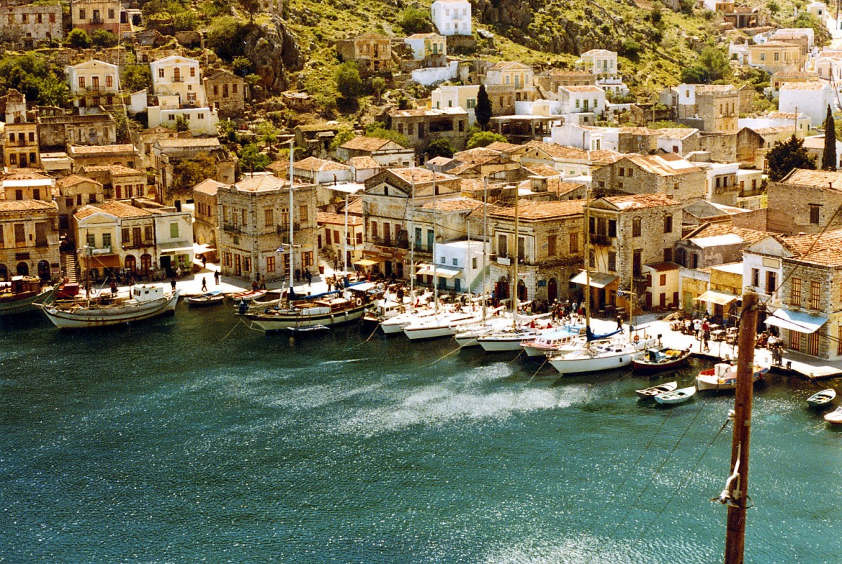 Blick ber Symi, eine Insel des Dodekanes in der gis die zur Gruppe der Sdlichen Sporaden gehrt. Aufnahme: April1984n (digitalisiertes Negativfoto).