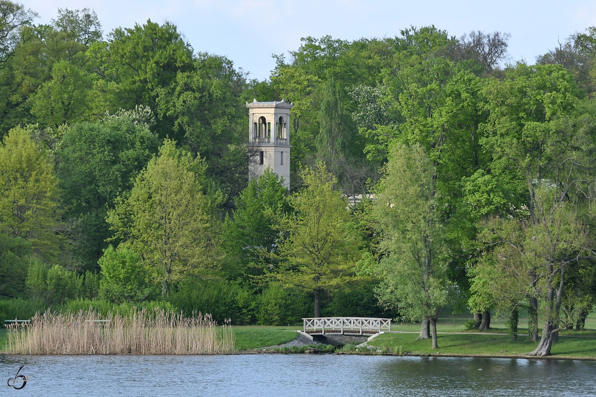 Blick ber den Teltow-Kanal auf den Park Klein-Glienicke. Im Hintergrund der Turm der 1828 entstandene Remise. (Berlin, April 2018)