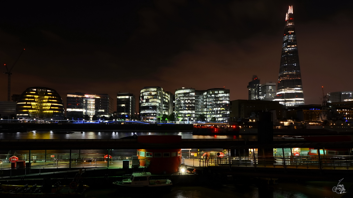 Blick ber die Themse auf die South Bank in London mit dem alles berragenden Wolkenkratzer  The Shard . (September 2013)