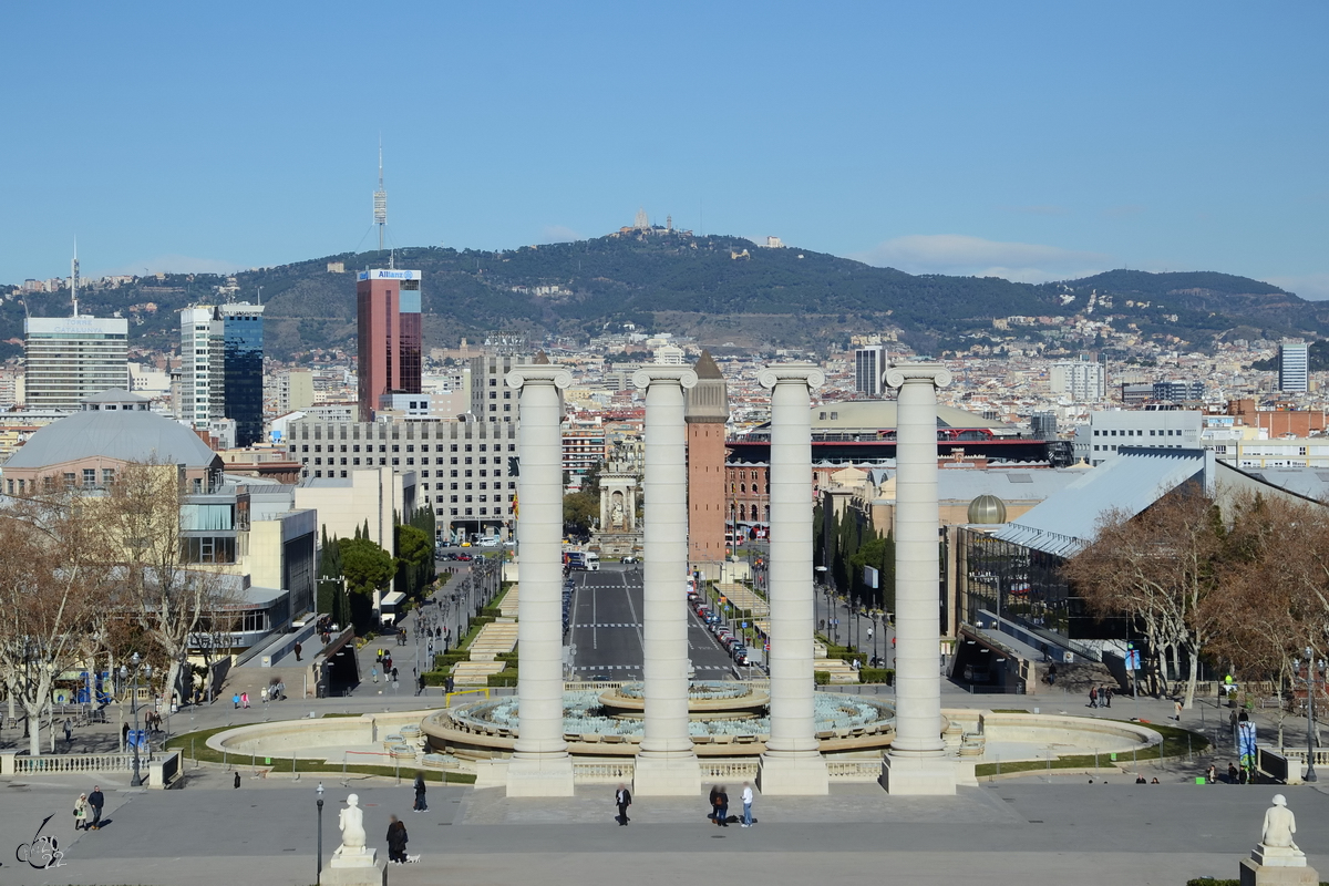 Blick ber die vier Sulen (Les Quatre Columnes) auf die  Avenida de la Reina Mara Cristina , welche anlsslich der Weltausstellung im Jahr 1929 errichtet wurde. Im Hintergrund zwei im venezianischen Stil errichteten Trme und der Spanische Platz. (Barcelona, Februar 2013)