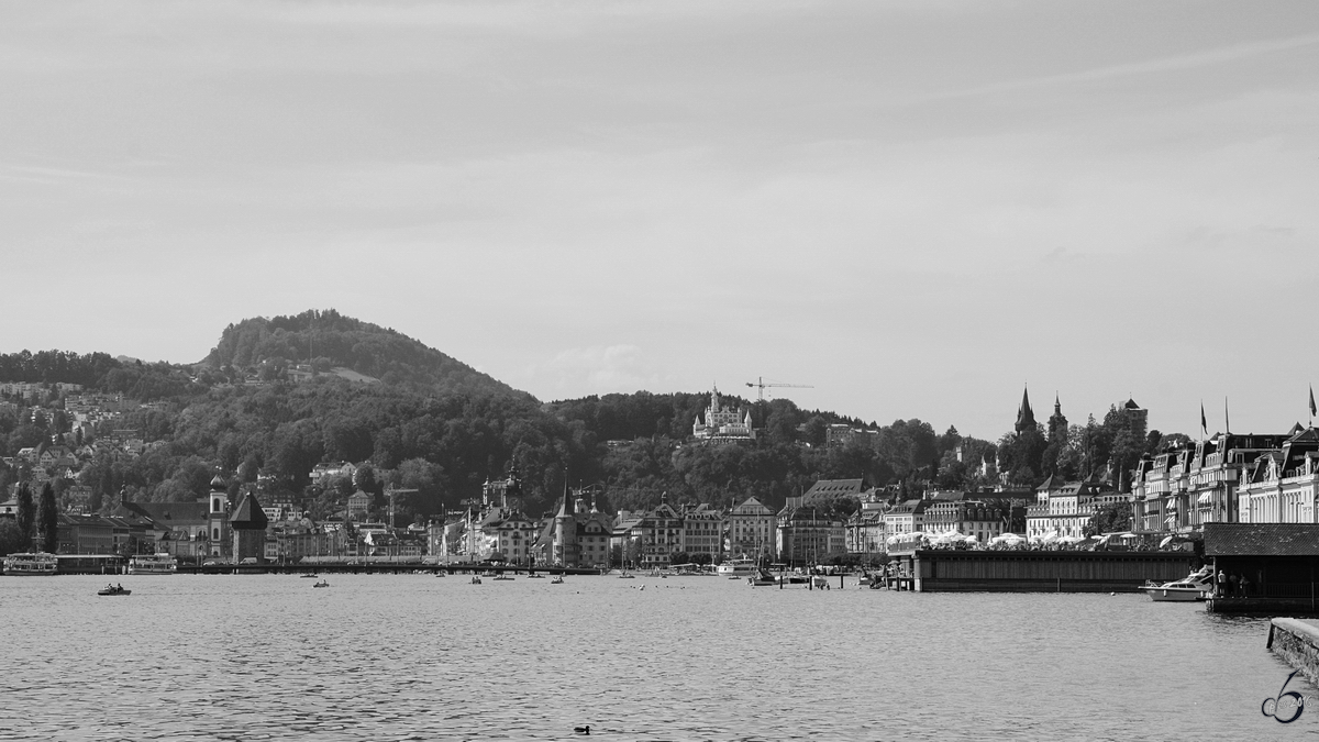 Blick ber den Vierwaldstttersee auf die Altstadt von Luzern. (September 2011)