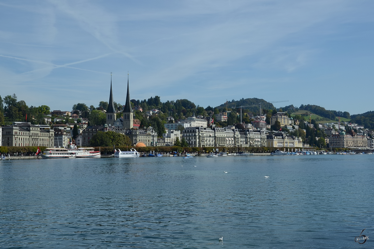 Blick ber den Vierwaldstttersee auf den Carl-Spitteler-Quai in Luzern. (September 2011)