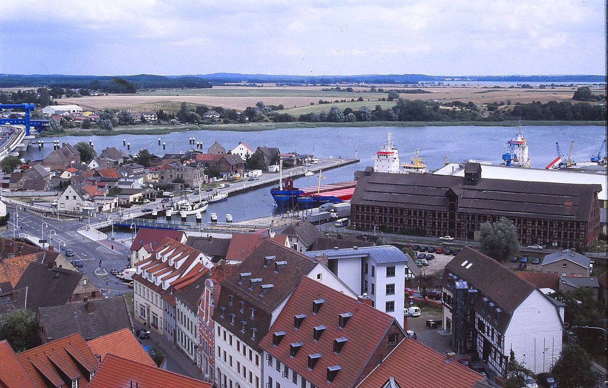 Blick ber Wolgast von der Sankt-Petri-Kirche. Aufnahme: Juli 2001 (Bild vom Dia).