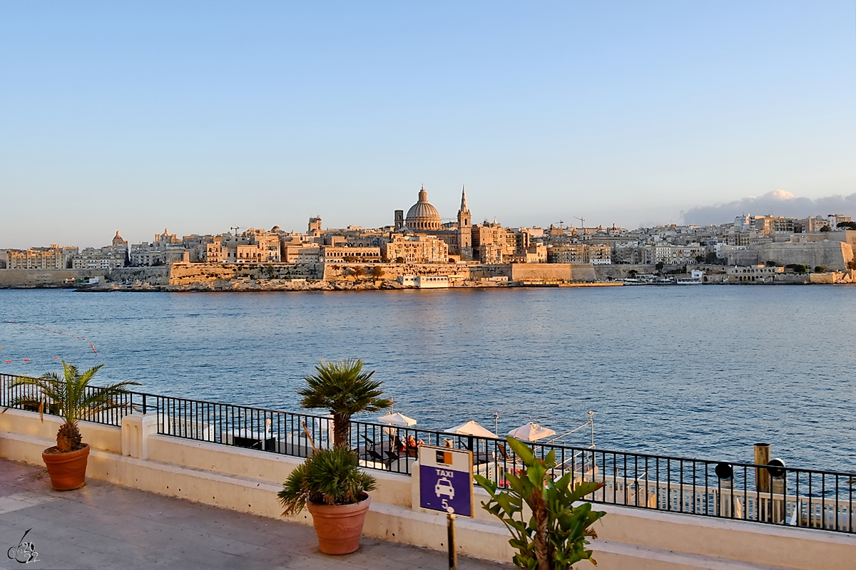 Blick von der Uferpromenade in Sliema auf die Maltesische Hauptstadt Valletta. (Oktober 2017)