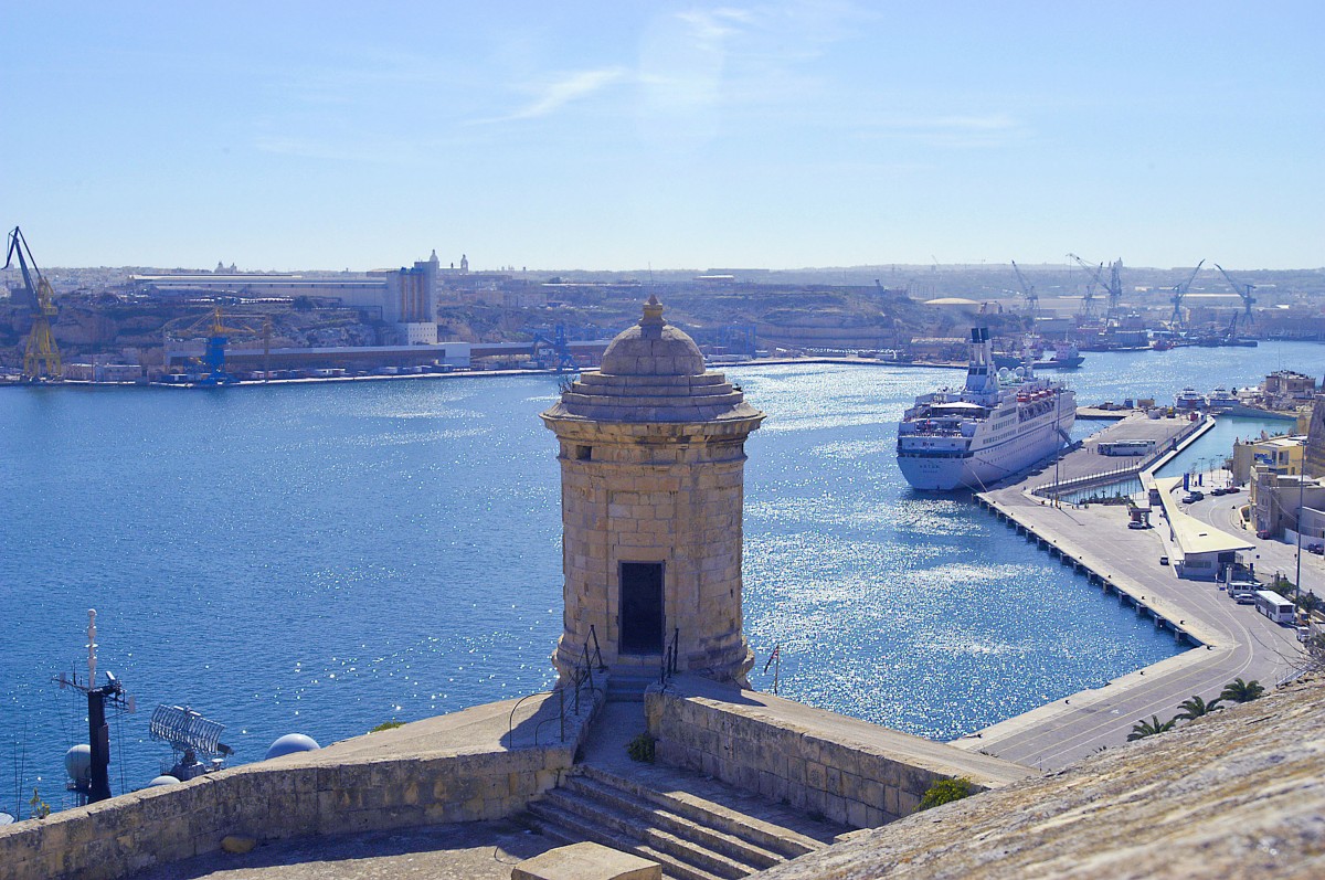 Blick von den Upper Barracca Gardens in Valletta auf die Festungsanlage, Grand Harbour und Senglea (Il Isla) im Hintergrund. Aufnahme: Oktober 2008.