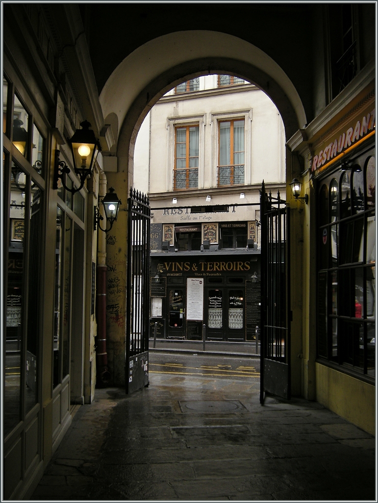 Blick in die verwinkelten Gassen westlich von St-Michel. 
Mai 2014