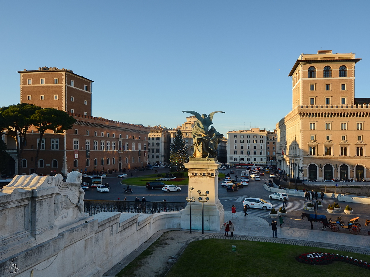 Blick vom Viktor-Emanuelsdenkmal (Monumento Nazionale a Vittorio Emanuele II) auf den Venezianischen Platz (Piazza Venezia) in Rom, links der aus dem 15. Jahrhundert stammende Palazzo Venezia, rechts der 1906 eingeweihte Palazzo delle Assicurazioni Generali. (Dezember 2015) 