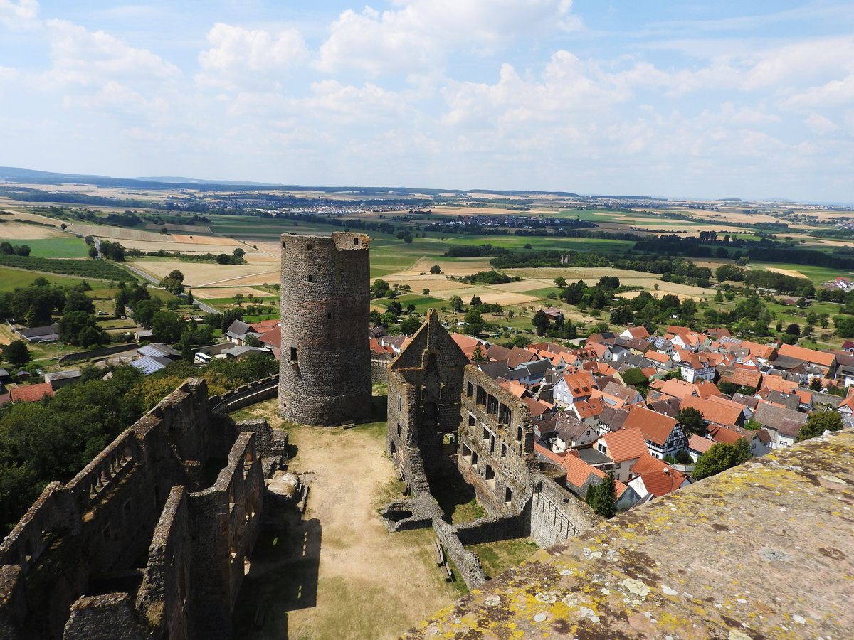 BLICK VOM BERGFRIED DER RUINE MNZENBERG/HESSEN
Am 23.7.2018 fllt der Blick vom unteren der zwei mchtigen Burgfriede auf die Ruine,die Stadt zu ihren Fen
und die Landschaft der WETTERAU im Hintergrund....errichtet wurde die Burg,eine der
bedeutendsten romanischen Burganlagen Deutschlands,um 1160 durch KUNO I. VON HAGEN-
ARNSBURG,vermutlich im Auftrag von KAISER FRIEDRICH I. BARBAROSSA....eine wahrlich
beeindruckende Anlage.....