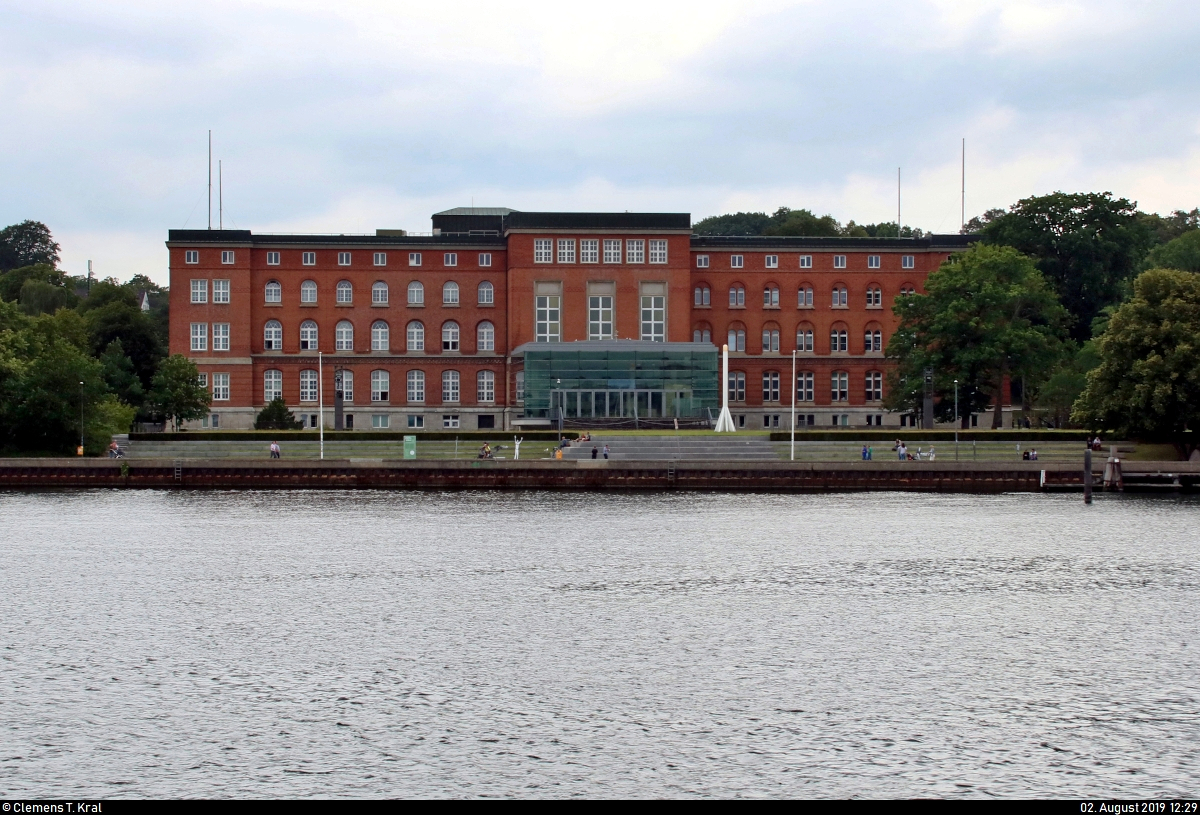 Blick whrend einer Hafenrundfahrt auf das Landtagsgebude von Schleswig-Holstein in Kiel.
[2.8.2019 | 12:29 Uhr]