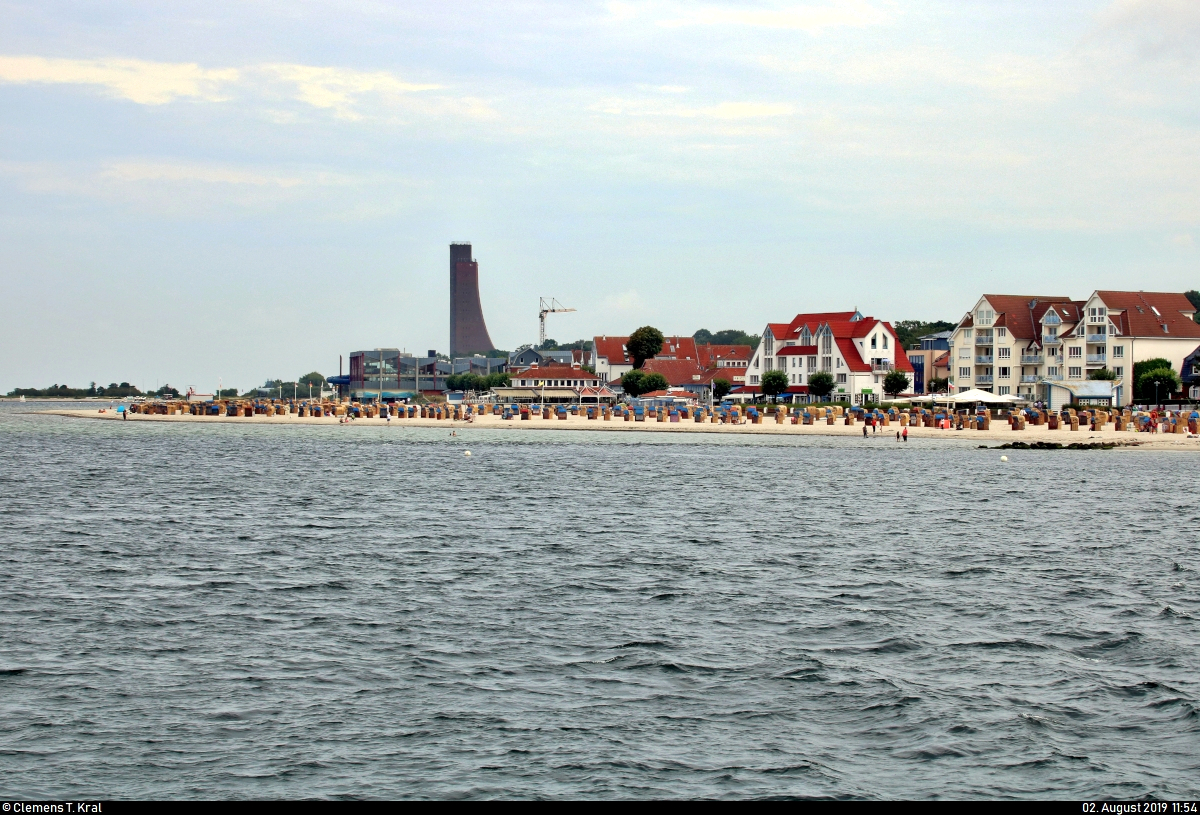 Blick whrend einer Hafenrundfahrt auf den Strand des Ostseebads Laboe (Kreis Pln).
Im Hintergrund befindet sich das Marine-Ehrenmal.
[2.8.2019 | 11:54 Uhr]