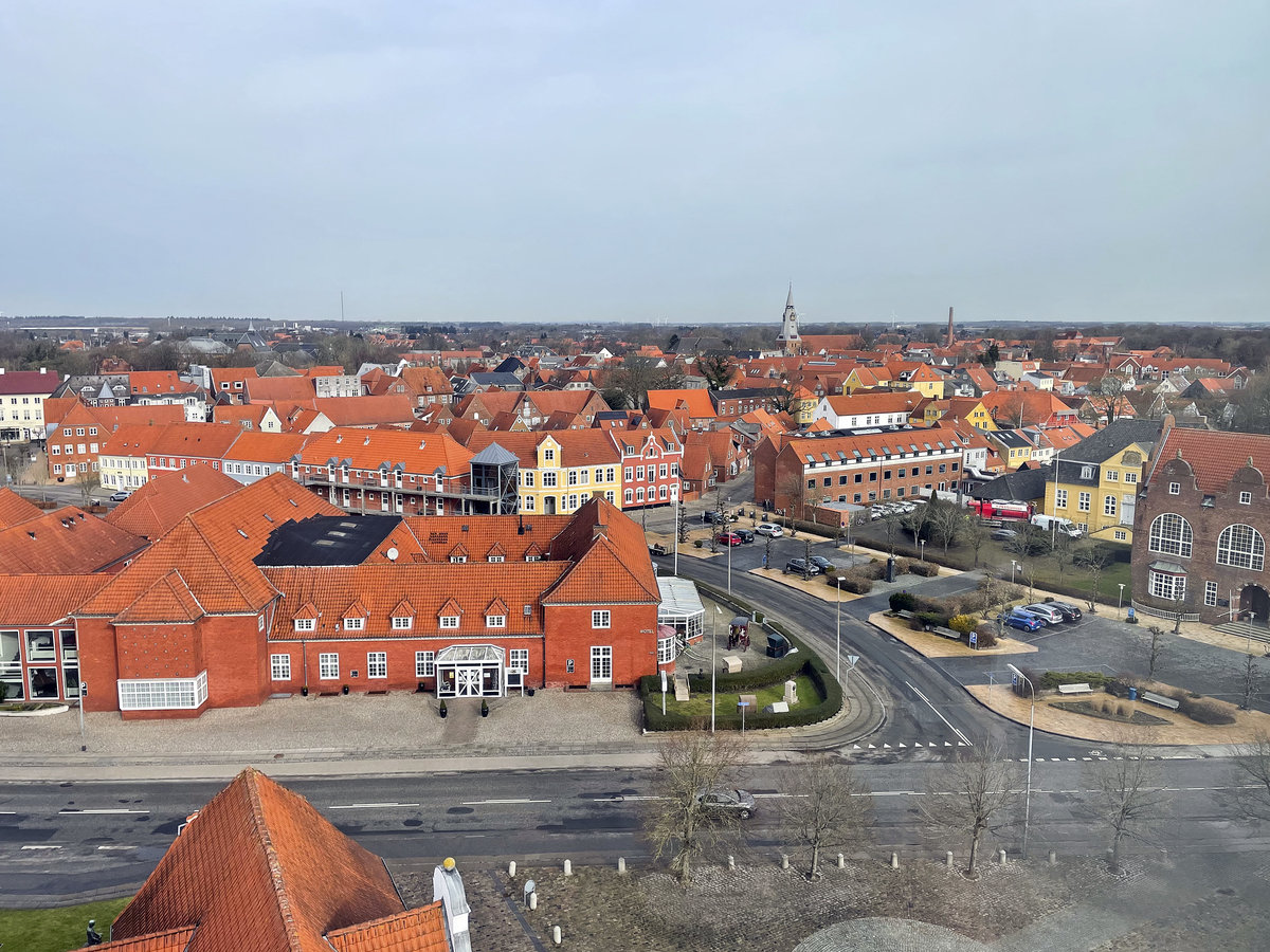 Blick vom Wasserturm auf das Hotel Tnderhus und die Innenstadt von Tnder (deutsch: Tondern - friesisch: Tuner). Aufnahme: 22. Februar 2021.