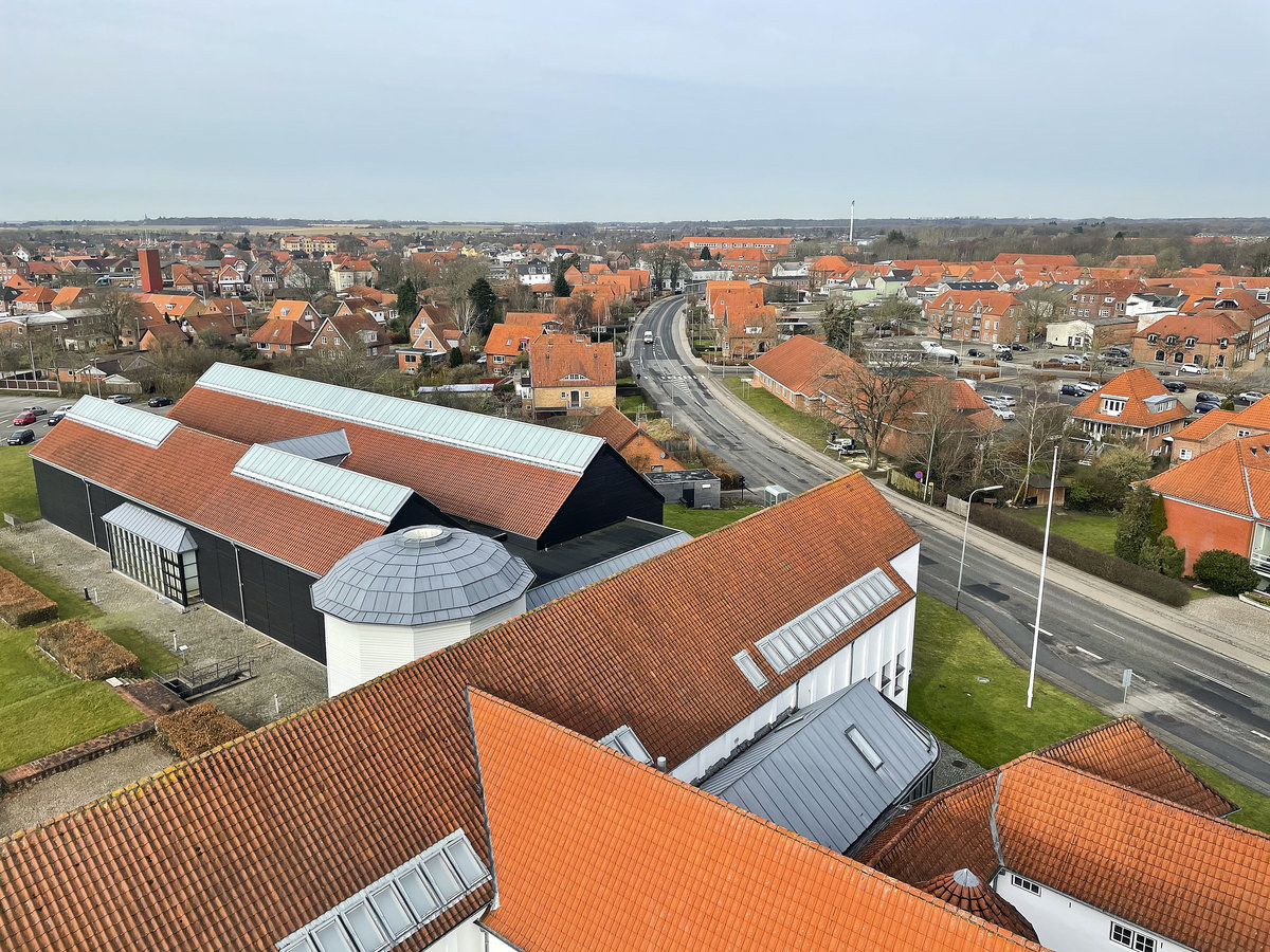 Blick vom Wasserturm in Tnder (deutsch: Tondern) in Snderjylland/Nordschleswig. Im Vordergrund ist das Museum Snderjylland zu sehen. Aufnahme: 22. Februar 2021.