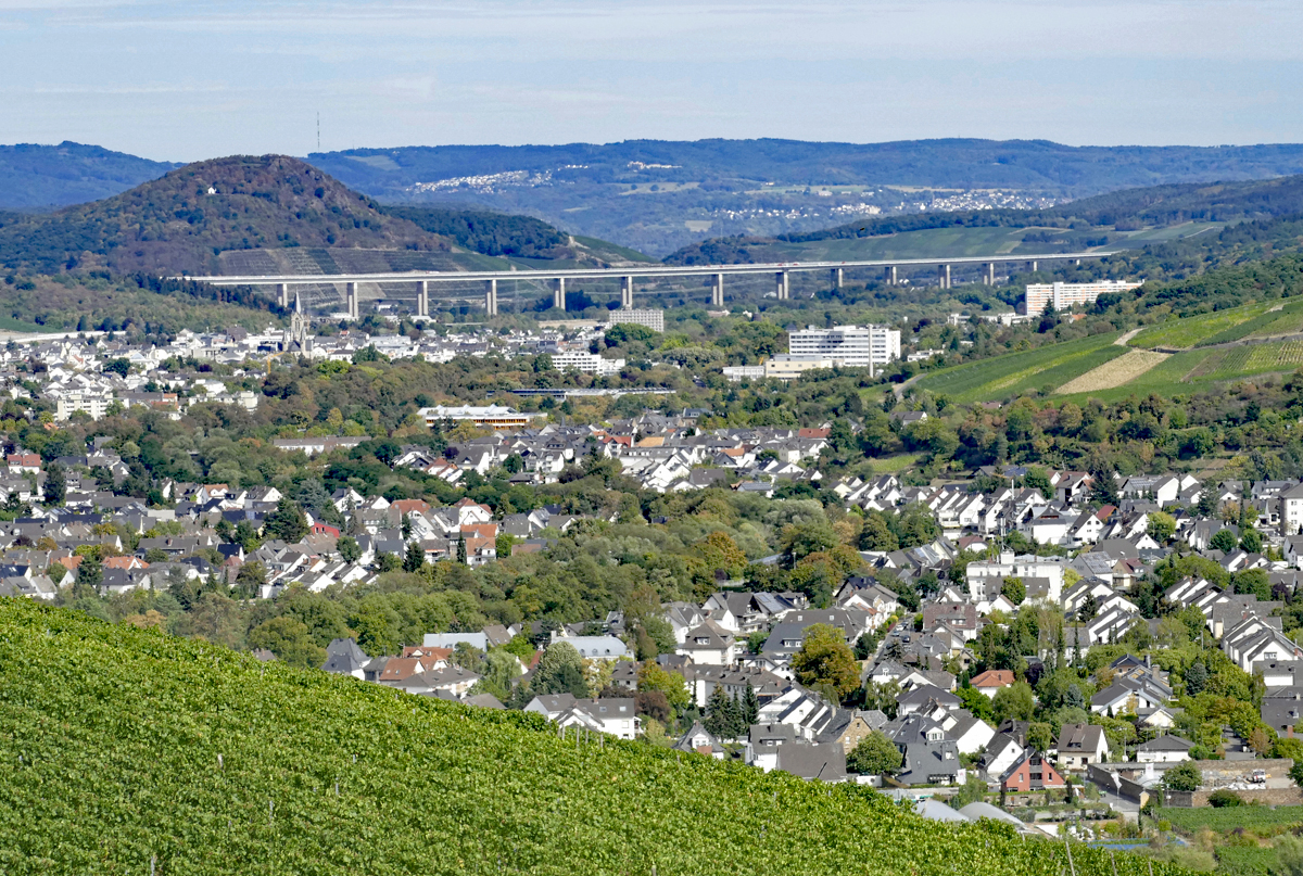 Blick von den Weinbergen ber Ahrweiler und Bad Neuenahr auf die A 61-Autobahnbrcke ber das Ahrtal - 09.09.2018