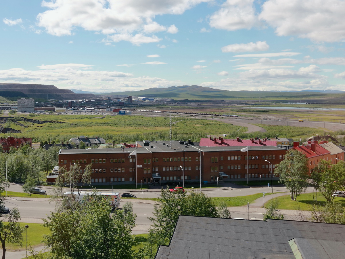 Blick vom Zentrum von Kiruna in Richtung Erzbergwerk am 22. Juni 2016, auch diese Huser werden zugunsten der Erzgewinnung in Krze abgerissen. 