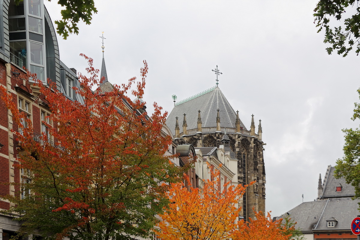 Blick zum Dom von Aachen von der Hartmannstraße am Elisenbrunnen am 09. Oktober 2020.