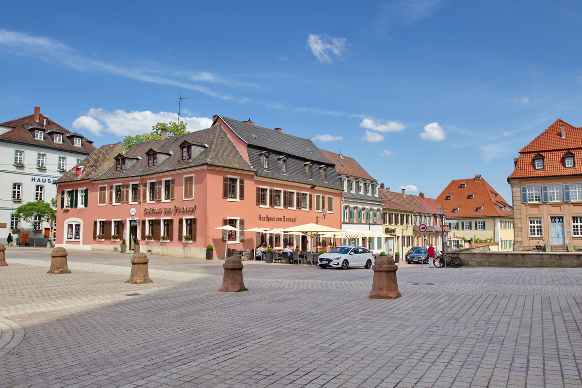 Blick zum  Domplatz rerchtseitig vor dem Dom zu Speyern am 19. Mai 2023.