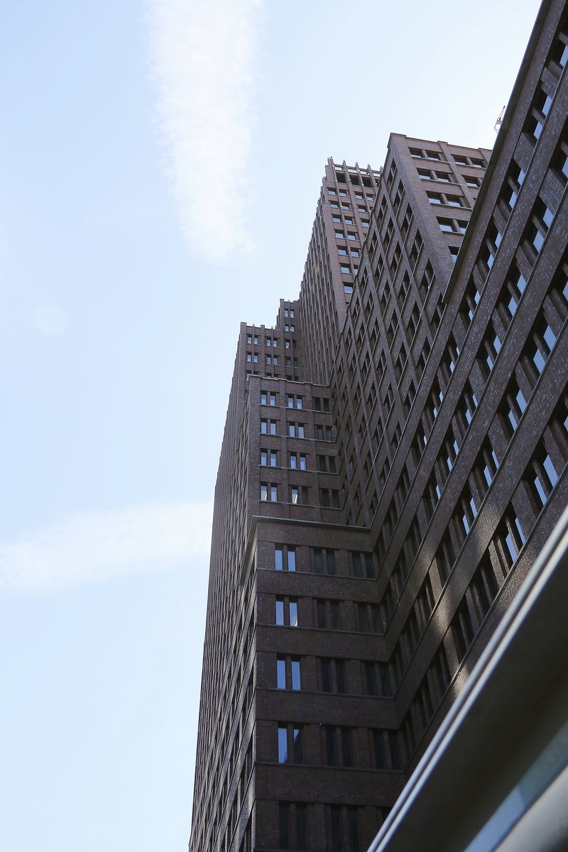 Blick zum Kollhoff-Hochhaus, das hchste Haus 
auf dem Potsdamer Platz in Berlin am 06. 
Juni 2018