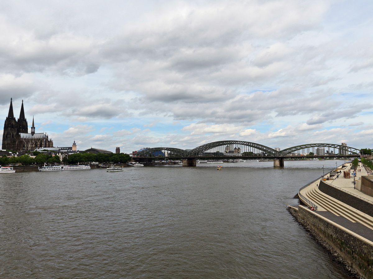 Blick zur Hohenzollernbrcke sowie dem Dom  in Kln am 29.07.2017.