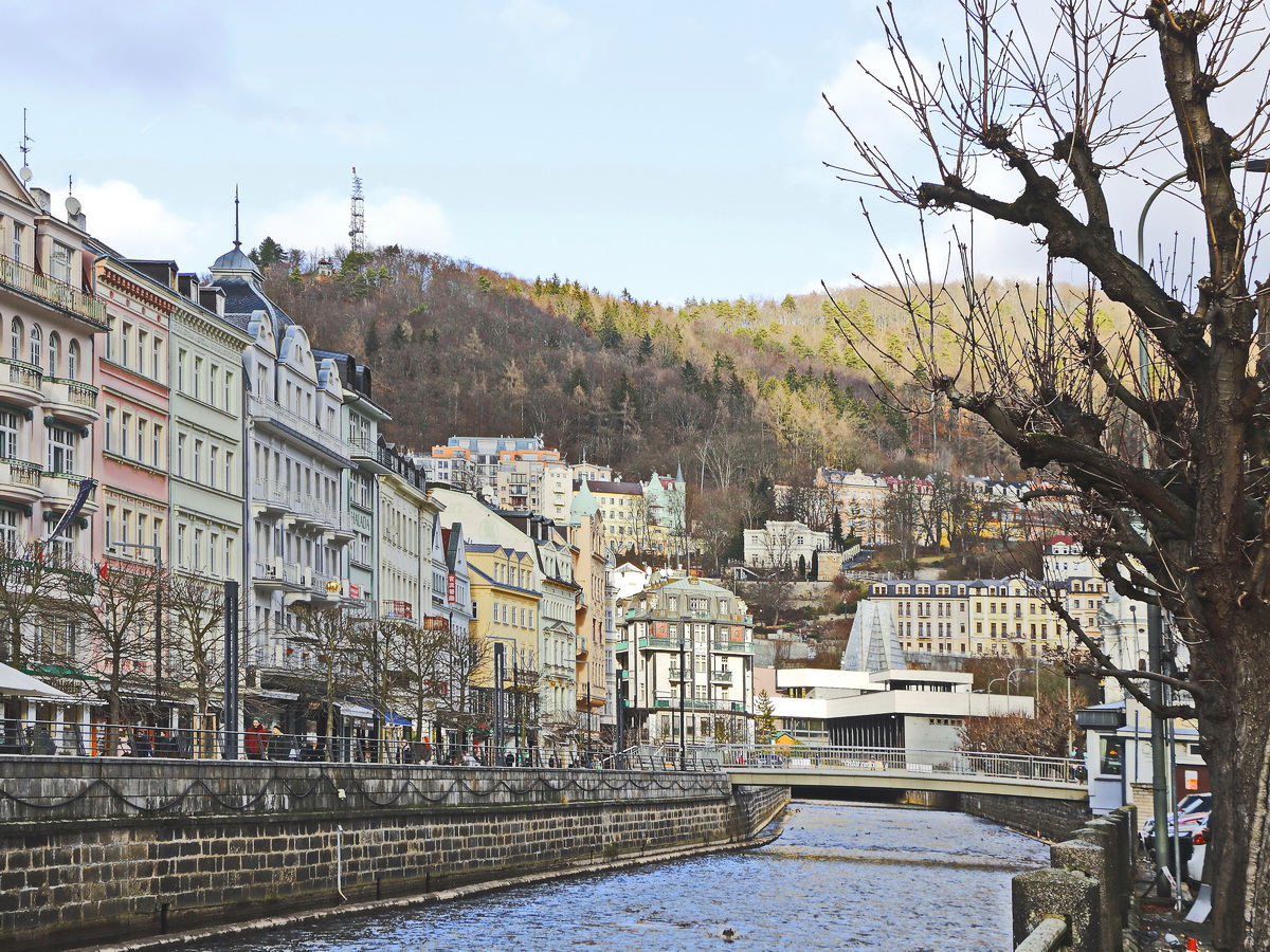 Blick zur Innenstadt von Karlsbad am 22. Februar 2019 ber die Tepl.