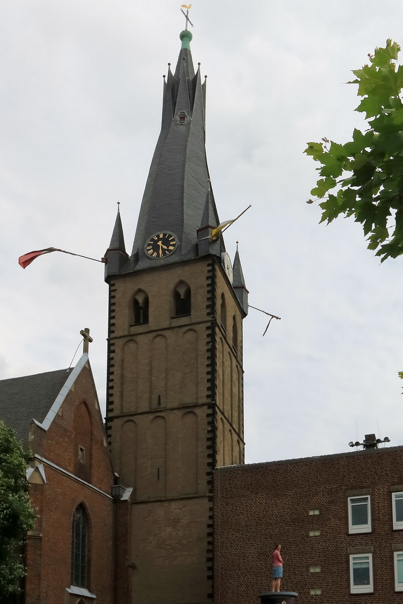 Blick zur Pfarrei St. Lambertus in Dsseldorf am Rhein, Aufnahmedatum 28. Juli 2017.