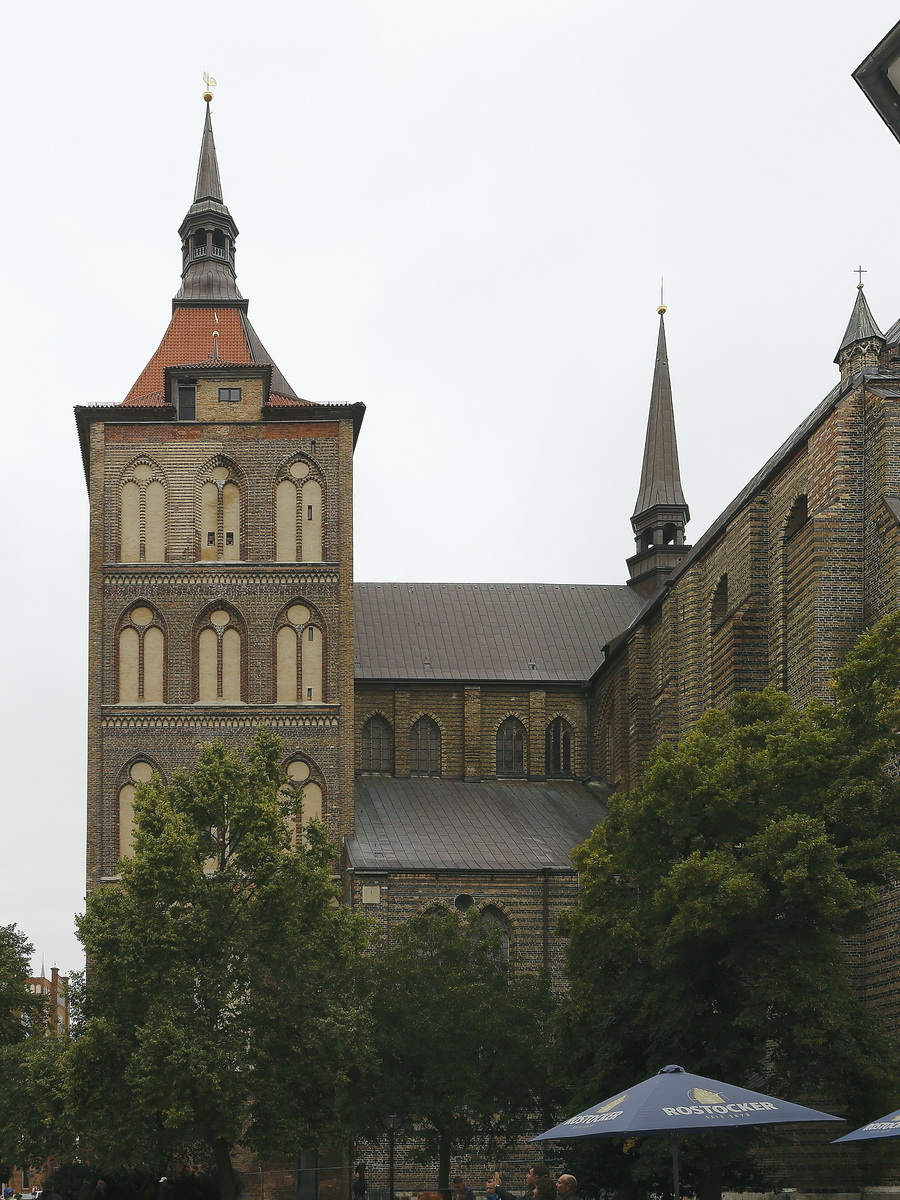 Blick zurck auf die Marienkirche in Rostock am 27. August 2018.