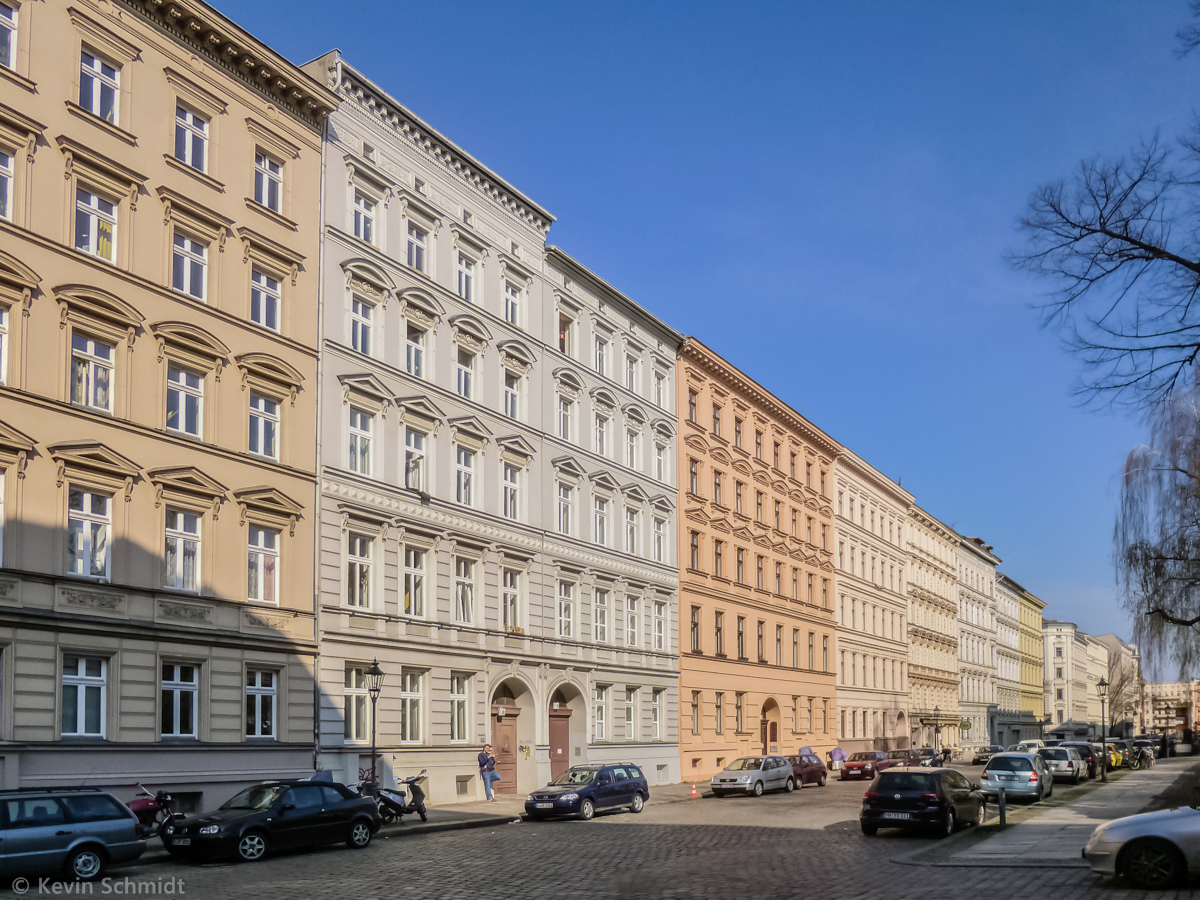 Blockrandbebauung aus der Grnderzeit findet man in Berlin-Kreuzberg im sog. Bergmannkiez vor, wie hier in der Arndtstrae als nrdliche Begrenzung des Chamissoplatzes. (30.03.2014)