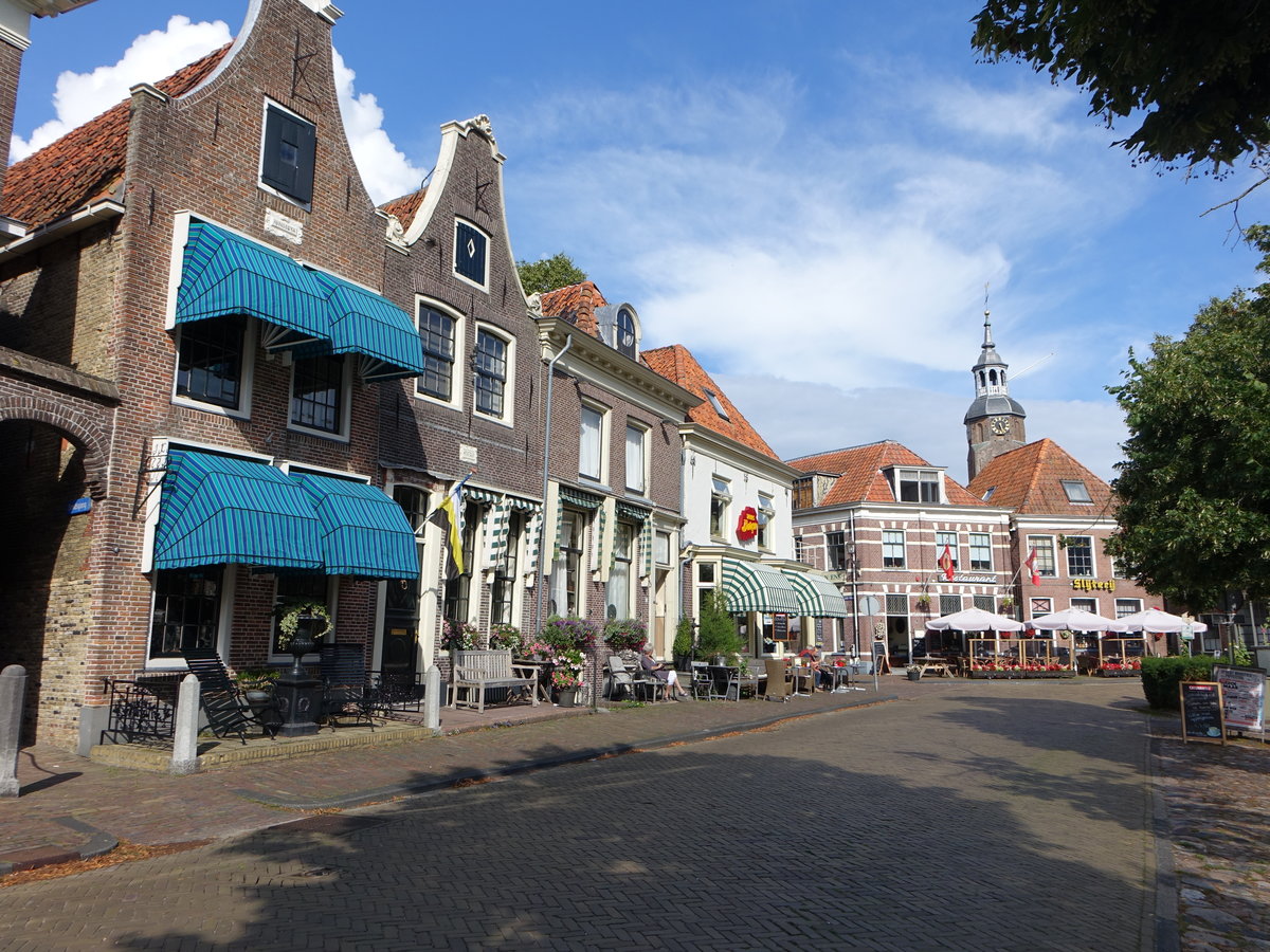 Blokzijl, Huser und Ref. Kirche entland der Bierkade (24.07.2017)