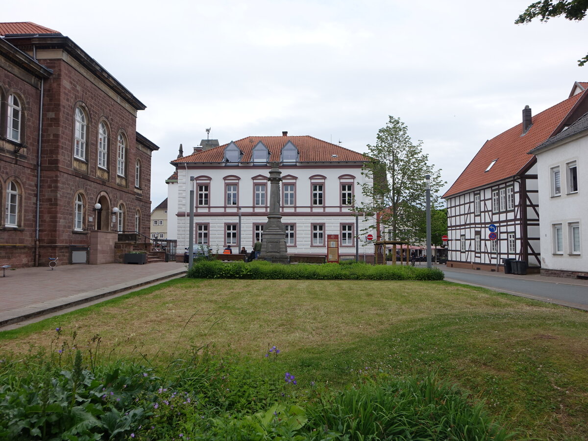 Blomberg, Brgerbro, Rathaus und Denkmal fr den deutsch-franzsischen Krieg am Hindenburgplatz (15.06.2025)