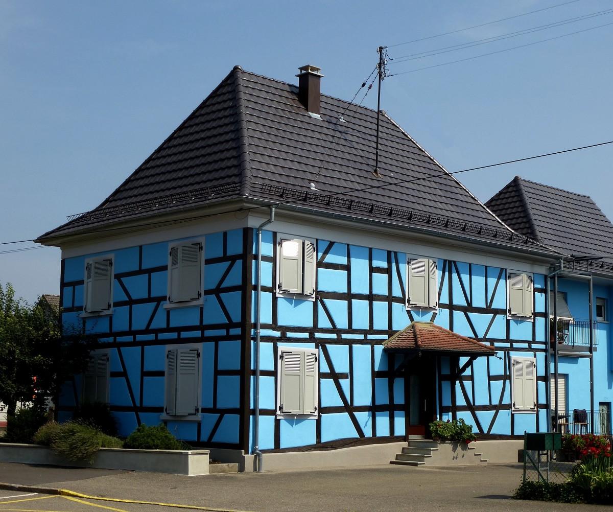 Blotzheim, Fachwerkhaus mit der im Elsa hufig anzutreffenden aufflligen Farbgestaltung, Aug.2015