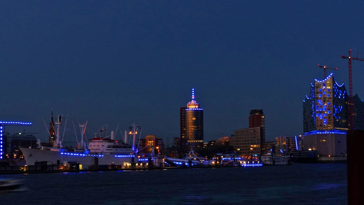 BLUE PORT HAMBURG 30.07.2014.Alles wird in
einem magisches, blaues Licht getaucht. berseebrcke und Elbphilharmonie. 
